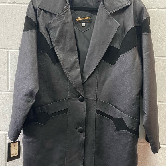 Stunning vintage leather jacket. Pictures do not do this piece justice.Gorgeous - Picture 2 of 5